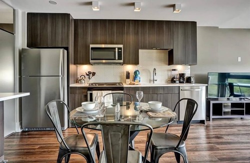 Garden Hills Apartment | 24hr Gym, Pool&Sauna | Full Kitchen w/Island | Peachtree