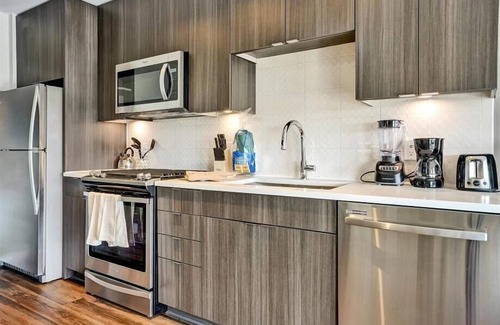 Garden Hills Apartment | 24hr Gym, Pool&Sauna | Full Kitchen w/Island | Peachtree