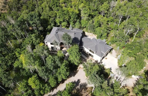 Mount Pleasant House | 25-Bed, Amenity-Rich Estate in a Private Forest