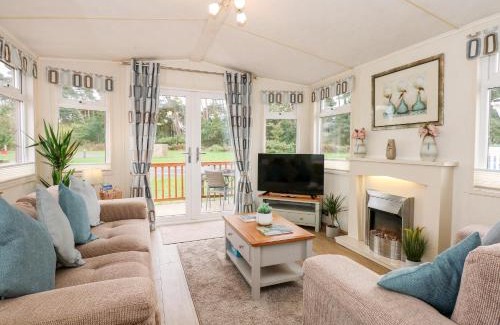 Hopton House | 25 Foxburrow Hang