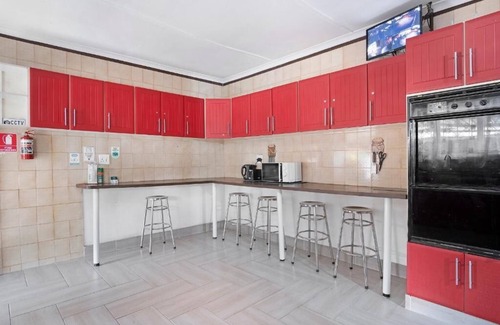 Pinetown Hotel | 25 Jacaranda Lodge & Backpackers