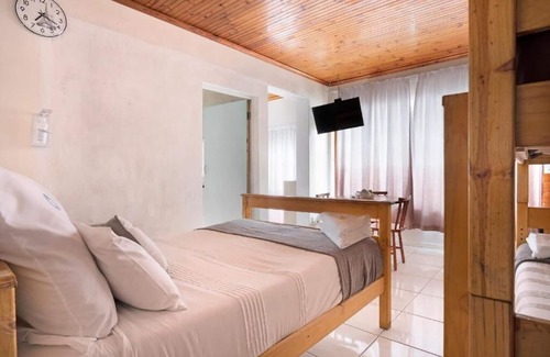 Pinetown Hotel | 25 Jacaranda Lodge & Backpackers