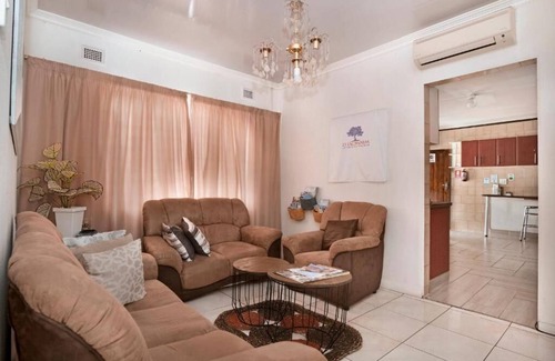 Pinetown Hotel | 25 Jacaranda Lodge & Backpackers