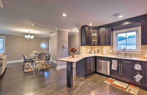 Glen Cove Apartment | 25 Mi to NYC: Walkable Long Island Apt w/Balcony