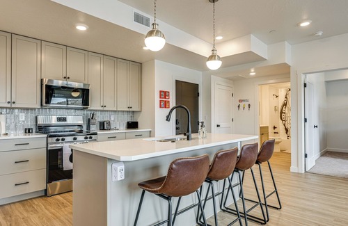 St. George Condo | 25 Mi to Zion: Rock 'n' Roll Condo w/Mtn View!