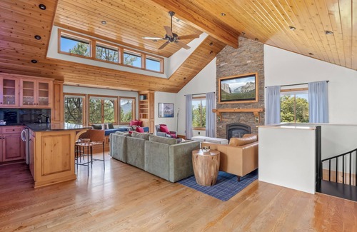 Oakhurst House | 25 min 2 Yosemite - Pickleball - Hot Tub - Firepit - BBQ - Sleeps 26 - Game Room