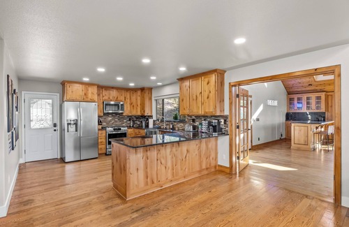 Oakhurst House | 25 min 2 Yosemite - Pickleball - Hot Tub - Firepit - BBQ - Sleeps 26 - Game Room