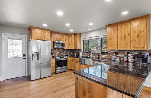 Oakhurst House | 25 min 2 Yosemite - Pickleball - Hot Tub - Firepit - BBQ - Sleeps 26 - Game Room