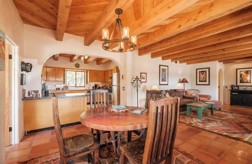El Prado House | 25 min to Ski | views | Firepit | Privacy