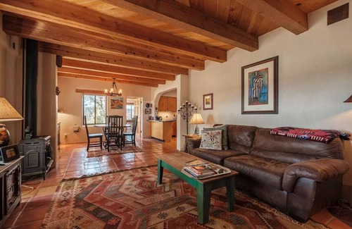 El Prado House | 25 min to Ski | views | Firepit | Privacy