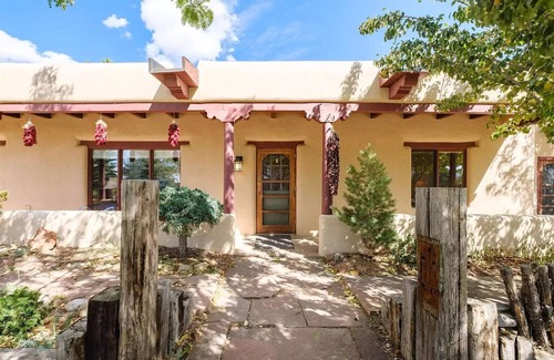 El Prado House | 25 min to Ski | views | Firepit | Privacy