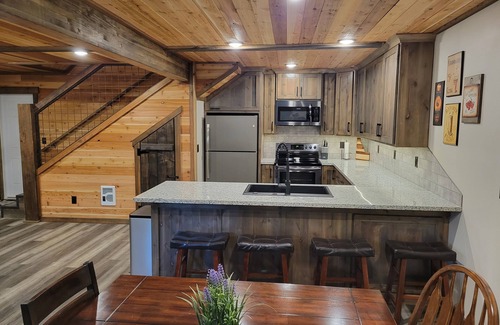 Island Park House | 25 min to Yellowstone! Hot Tub! WiFi! Fire pit! BBQ Grill! Perfect get away!