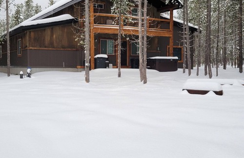 Island Park House | 25 min to Yellowstone! Hot Tub! WiFi! Fire pit! BBQ Grill! Perfect get away!