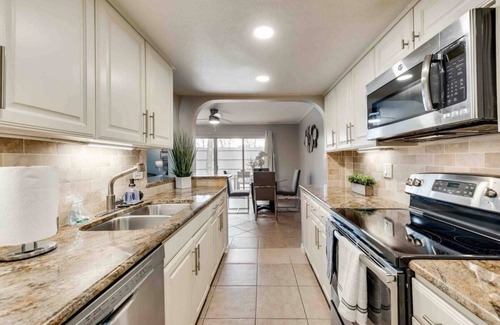 Grand Prairie Condo | 25% OFF 3BD Condo, Pool, Six Flag - Grand Prairie - GP64A