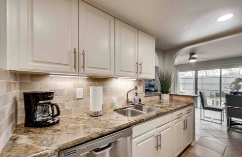 Grand Prairie Condo | 25% OFF 3BD Condo, Pool, Six Flag - Grand Prairie - GP64A