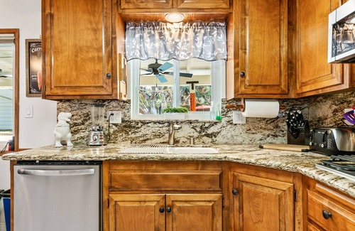 Yucca Valley House | 25% Off 7-Night Stay 1/2 Acre Epic Pool and Spa 2 King Beds Bunk with 2 Queens