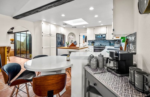 Yucca Valley House | 25% off 7-nights! Epic Pool/spa! 12 Joshua Trees 3 King beds/1 Queen Hiking!
