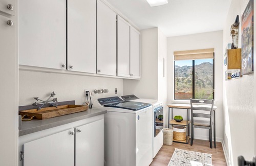 Yucca Valley House | 25% off 7-nights! Epic Pool/spa! 12 Joshua Trees 3 King beds/1 Queen Hiking!