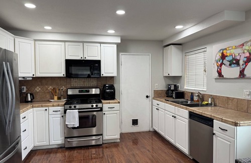 Los Serranos House | 25% OFF/Charming 2 BR 2 BA/Private Frontyard Retreat/Prime Location