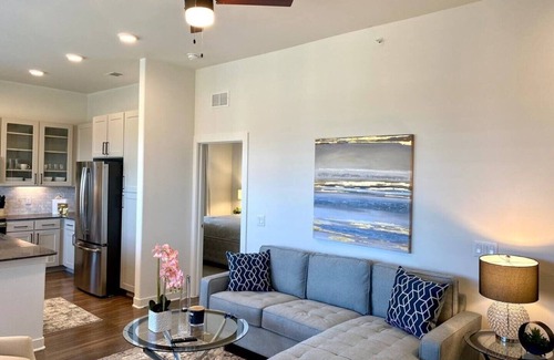 Dallas Apartment | 25% OFF Luxury 2BD, Pool, Scenic Views - Grapevine