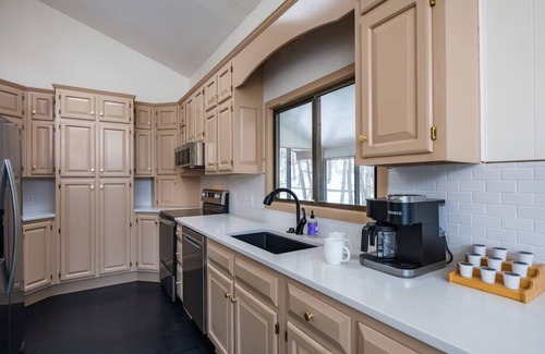 McGaheysville Ski Chalet | 25% off~Theater~Hot Tub~Slopes