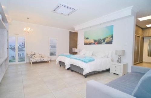 Shelley Point Villa | 25 on First