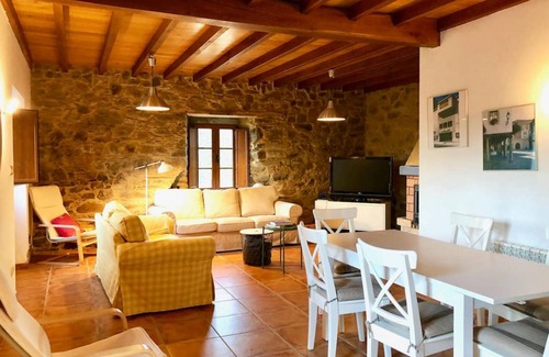 Feas House | 250 m² House ∙ 4 bedrooms ∙ 9 guests