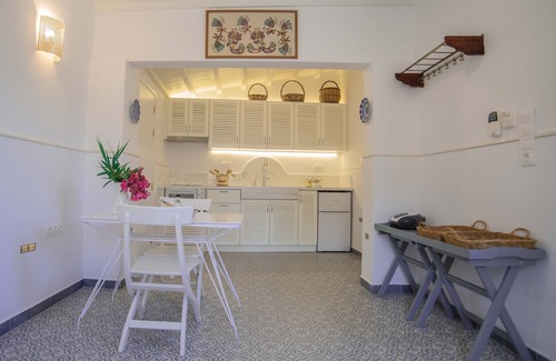 Ierapetra House | 250 metres from the sea a tiny independent house with a yard full of flowers!