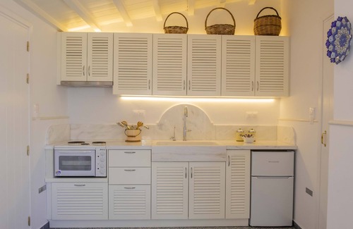 Ierapetra House | 250 metres from the sea a tiny independent house with a yard full of flowers!