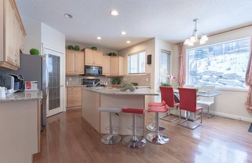 Springbank Hill House | 2500 sq house in springbank hill BL 261818