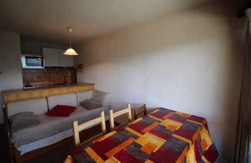 Auris Apartment | 250m from resort center, 2nd floor, view mountain, balcony, tv, ski locker, 35m², Auris en Oisans
