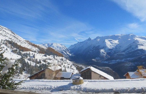 Auris Apartment | 250m from resort center, 2nd floor, view mountain, balcony, tv, ski locker, 35m², Auris en Oisans