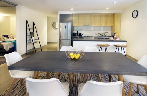 Port Melbourne Apartment | 250m from the beach.Gym/lap pool access,Parking, pet friendly, outdoor area, BBQ