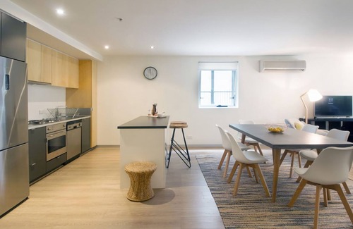 Port Melbourne Apartment | 250m from the beach.Gym/lap pool access,Parking, pet friendly, outdoor area, BBQ