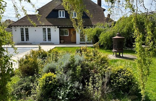 Herne Bay House | 250m from the beach with a private heated pool!