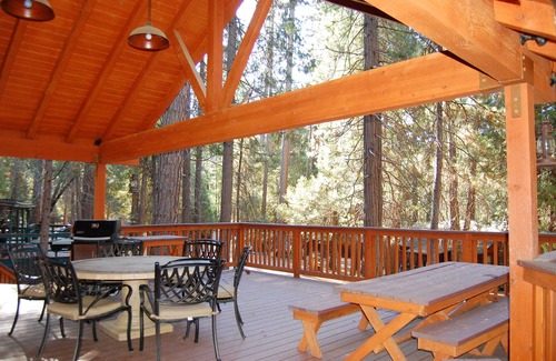 North Wawona Cabin | (26) Deer Den at The Redwoods In Yosemite