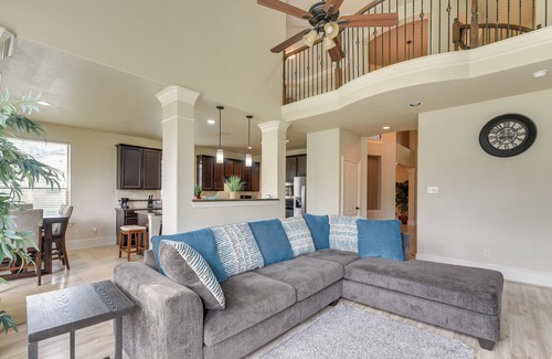 Iowa Colony House | 26 Mi to Houston: Spacious Home w/Fenced Yard!