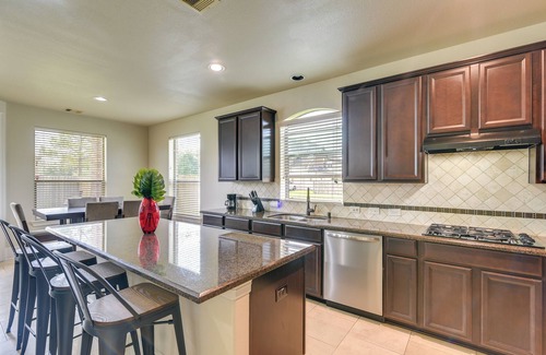 Iowa Colony House | 26 Mi to Houston: Spacious Home w/Fenced Yard!