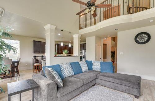 Iowa Colony House | 26 Mi to Houston Spacious Home with Fenced Yard!