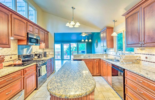 South Hill House | 26 Mi to Mount Rainier, Game Room: Puyallup Oasis