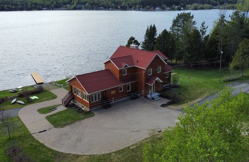 Lejeune Ski Chalet | 262, Rang du Lac, Lejeune - Villa au Bord du lac