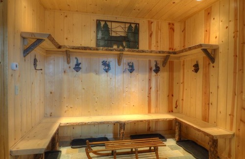Estes Park Cabin | 265 m² Cabin ∙ 4 bedrooms ∙ 8 guests