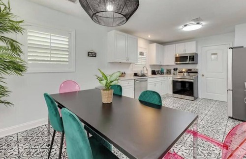 Riverside House | 2680- Single Level, Huge Yard, Large Entertaining Area, Pet & Kid Friendly
