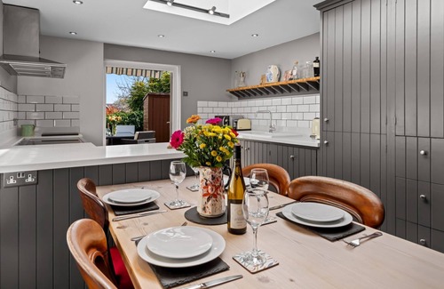 Malmesbury Cottage | 27 Horsefair - sleeps 4 guests in 2 bedrooms