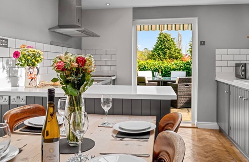 Malmesbury Cottage | 27 Horsefair - sleeps 4 guests in 2 bedrooms