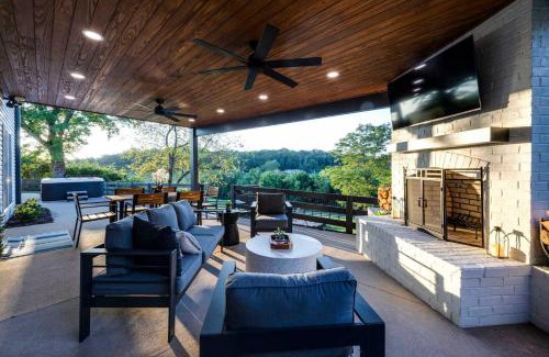 Thompson's Station House | 27 South - Large Lux Retreat With Hot Tub & Gameroom