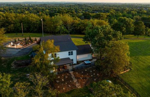 Thompson's Station House | 27 South - Large Lux Retreat With Hot Tub & Gameroom