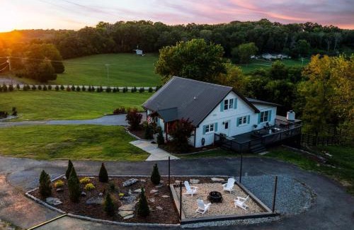 Thompson's Station House | 27 South - Large Lux Retreat With Hot Tub & Gameroom
