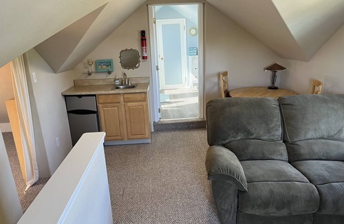 Harbor House | 2700 sq/ft Brookings Estate 2 Mstrs, Game Room. We host traveling Nurses
