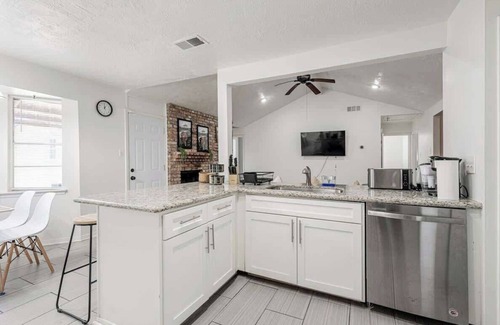 Spring Branch Central House | 2710 Cozy near IKEA Downtown Zoo 12 people